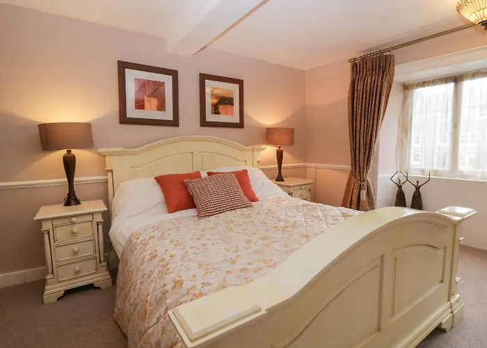 Old Book Shop بيت للعطل