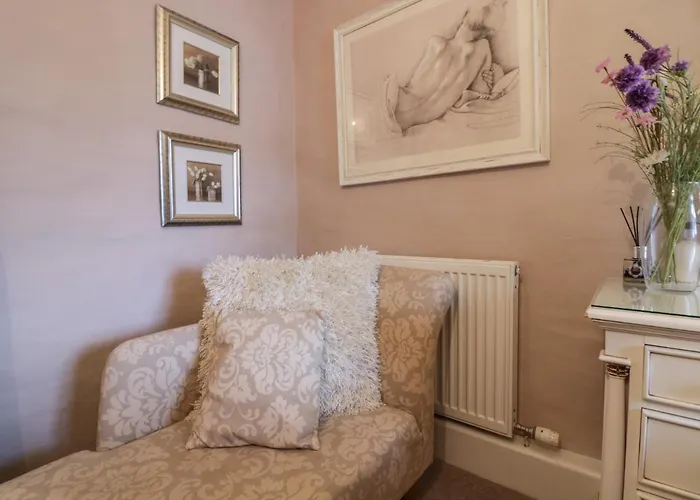 Old Book Shop بيت للعطل