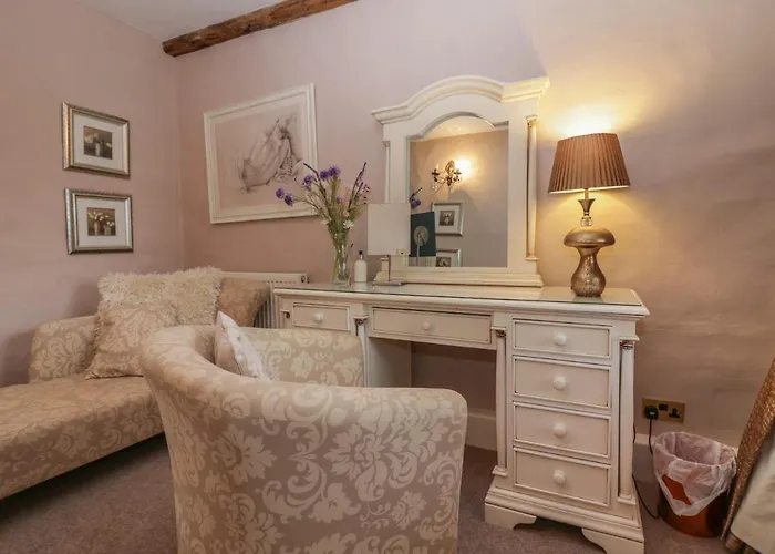 Old Book Shop بيت للعطل