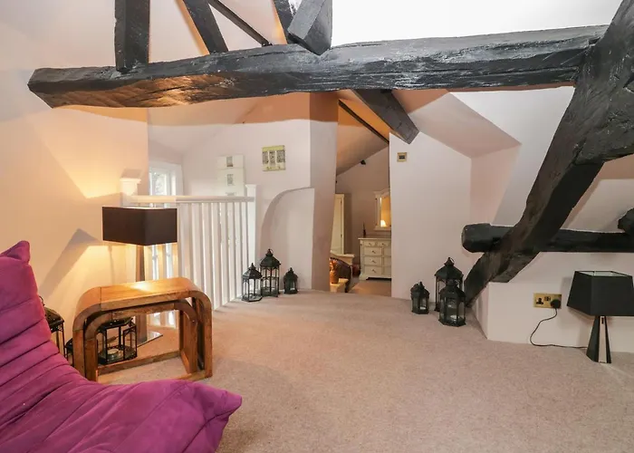 Old Book Shop بيت للعطل