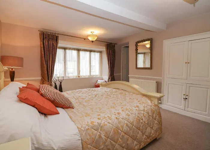 Old Book Shop بيت للعطل